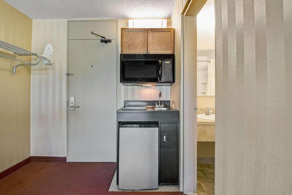 HomeSpring Inn & Studios photo 6