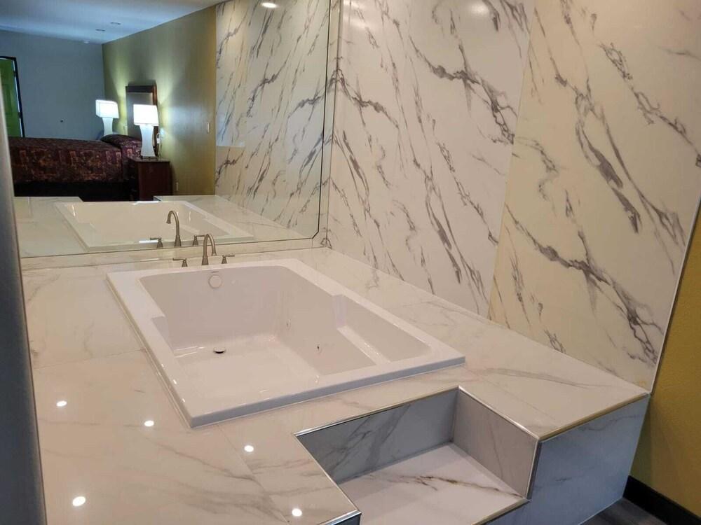 Stadium Inn & Spas photo 21