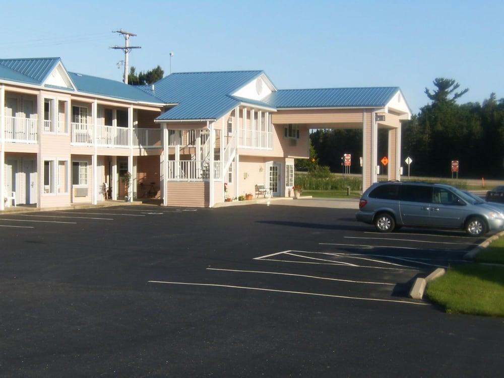 Great Lakes Inn photo 25