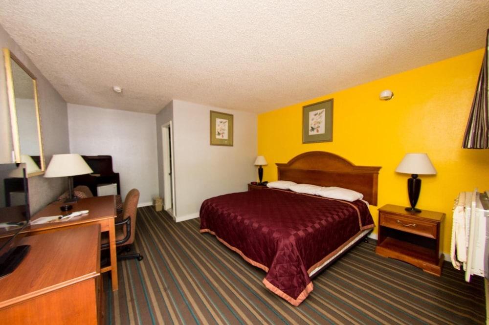 Scottish Inn and Suites photo 24