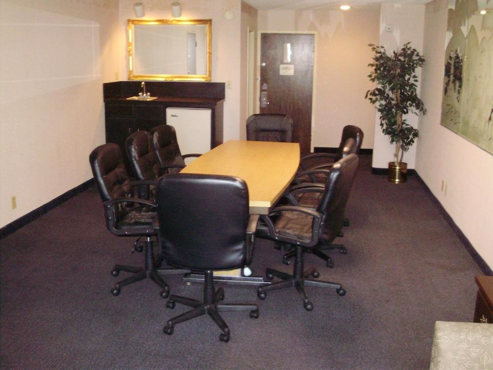 Trade Winds Central Inn photo 32
