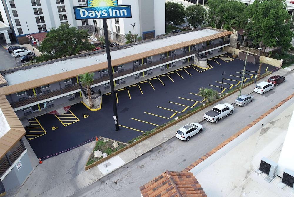 Days Inn by Wyndham San Antonio Alamo/Riverwalk photo 2