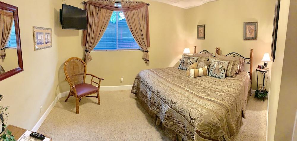 Monroe Street Suites photo 26