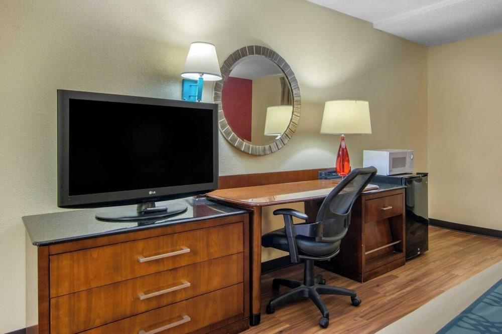 Forsyth Inn & Suites photo 6
