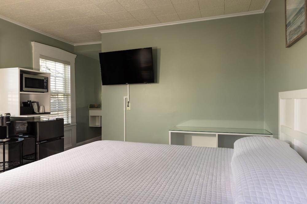 Eagle House Motel photo 72