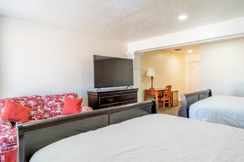 Road Creek Inn photo 60