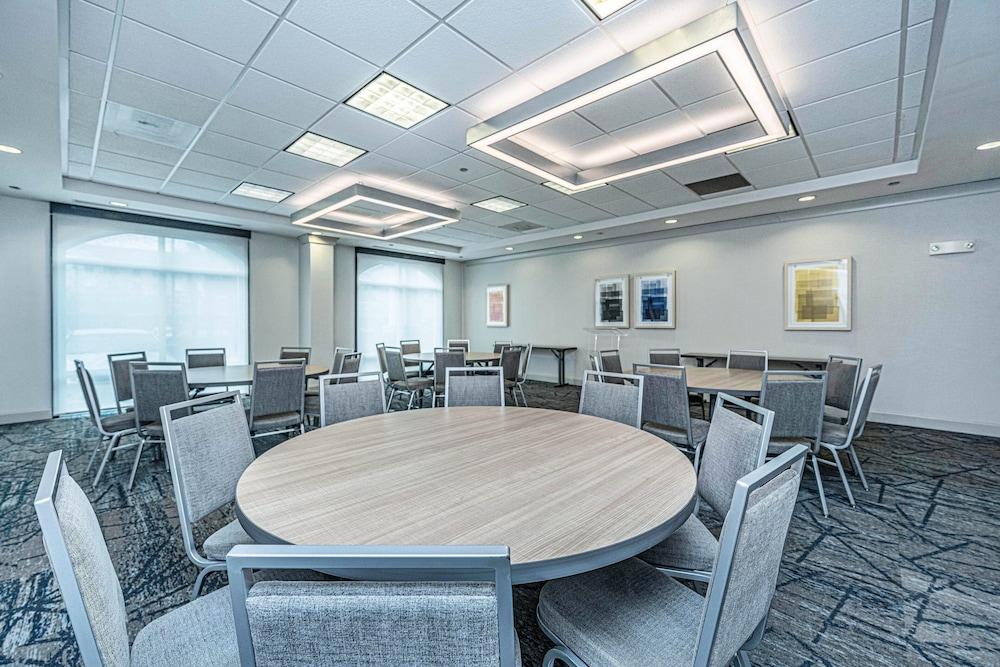 Holiday Inn Express & Suites Charleston Arpt-Conv Ctr Area photo 73