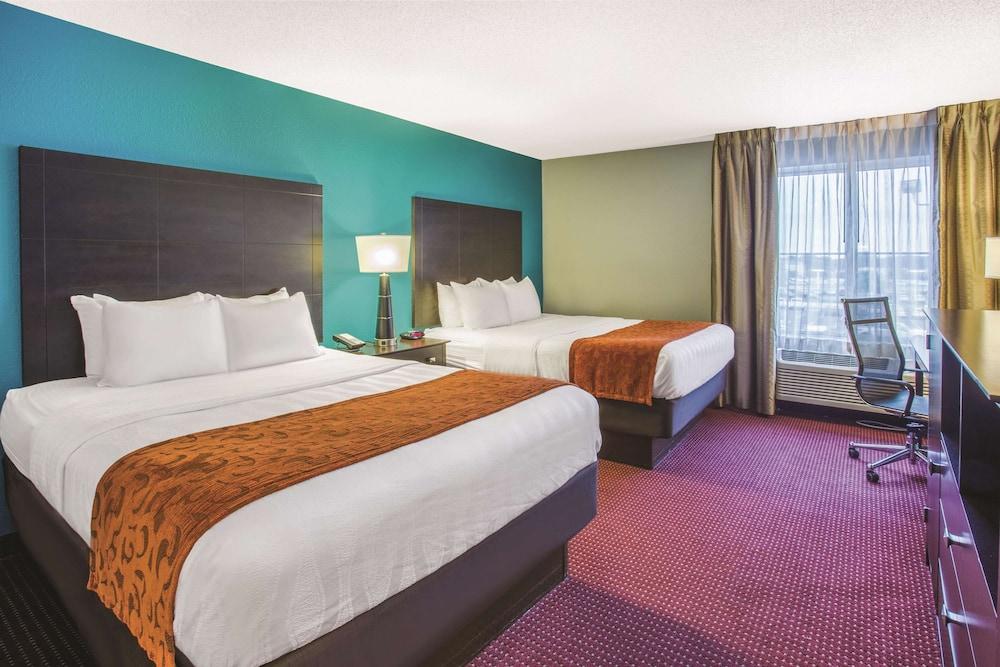 La Quinta Inn & Suites by Wyndham O'Fallon, IL - St. Louis photo 6