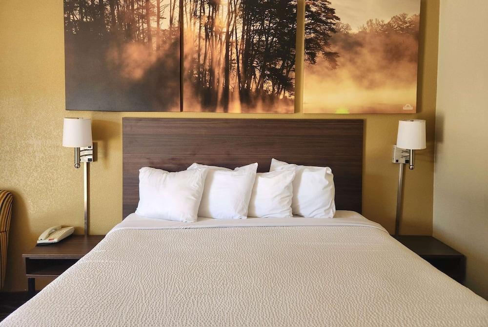 Days Inn by Wyndham Leesville photo 52