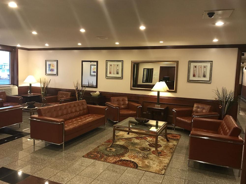 Ramada by Wyndham Albert Lea photo 5
