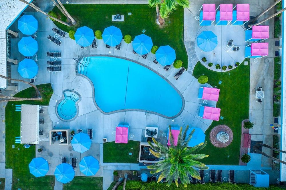 Inndulge -- A Modern Gay Men's Resort photo 27