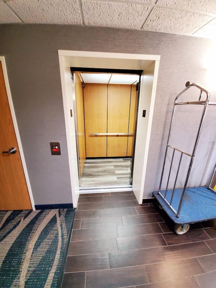 Americas Best Value Inn & Suites Racine photo 33
