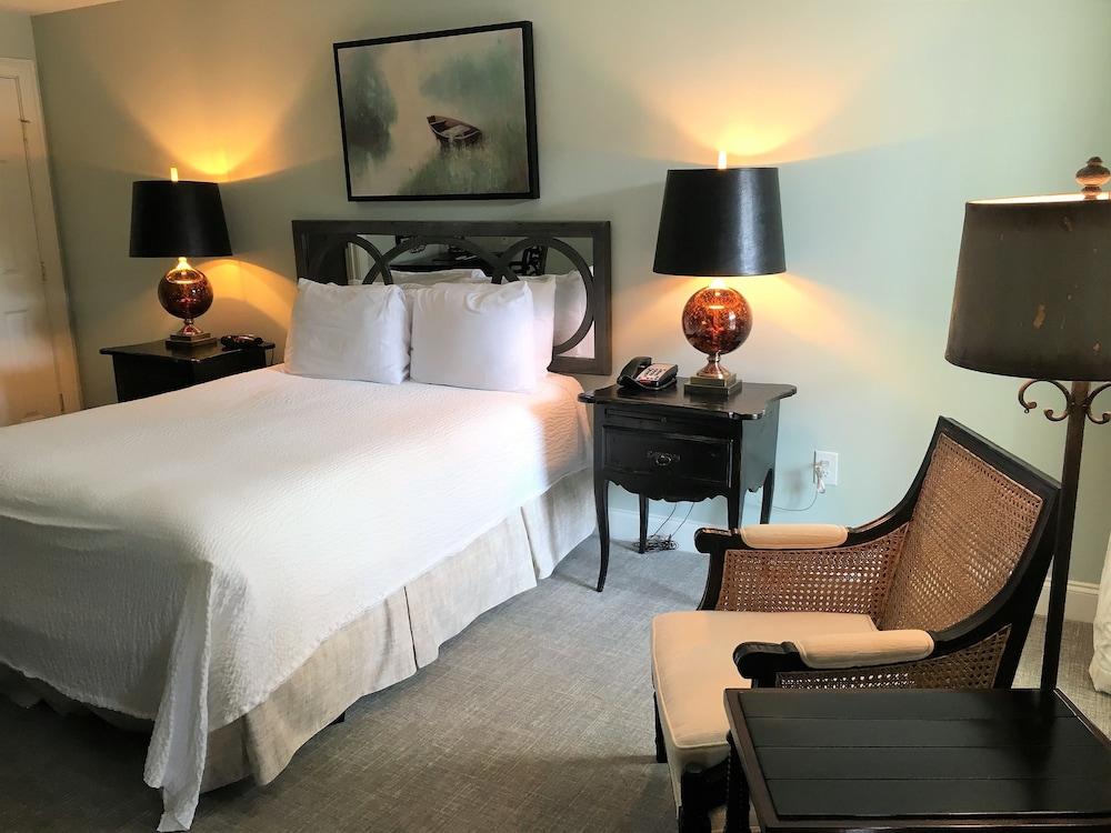 Carriage House Inn photo 6