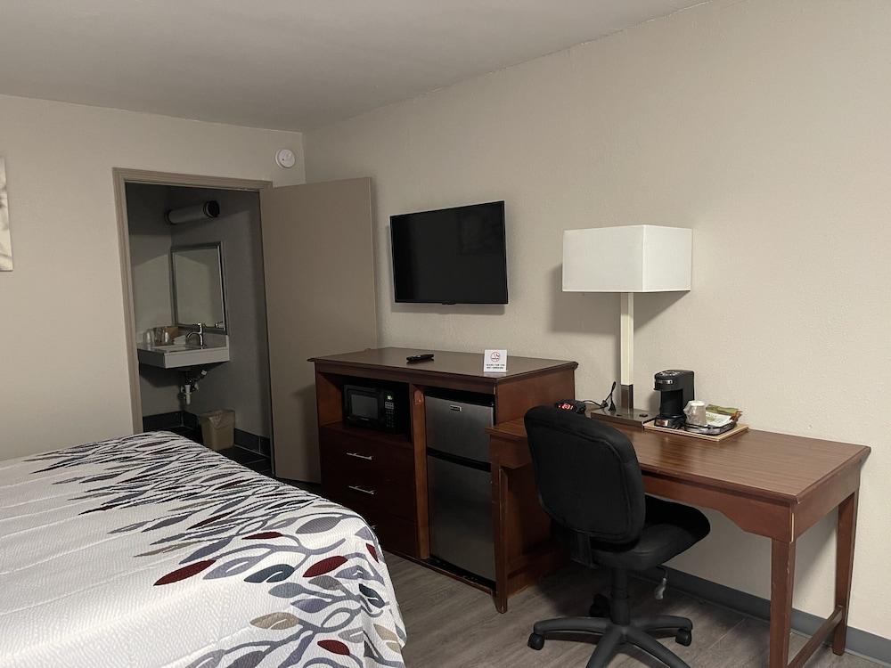 Red Roof Inn LaGrange photo 28