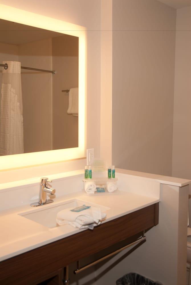 Holiday Inn Express & Suites Decatur by IHG photo 9