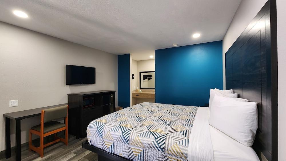 Scottish Inn & Suites photo 29