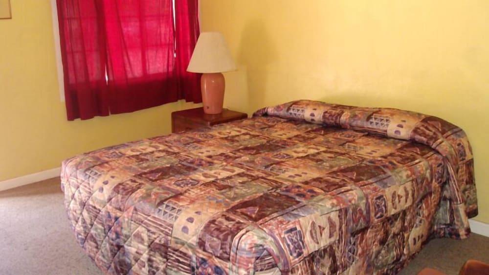 La Siesta Motel photo 23