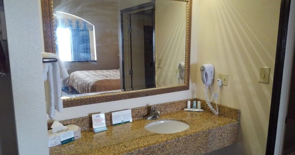 Quality Inn & Suites Corpus Christi Beachside photo 2