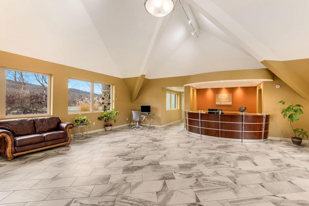 Econo Lodge Inn And Suites photo 1