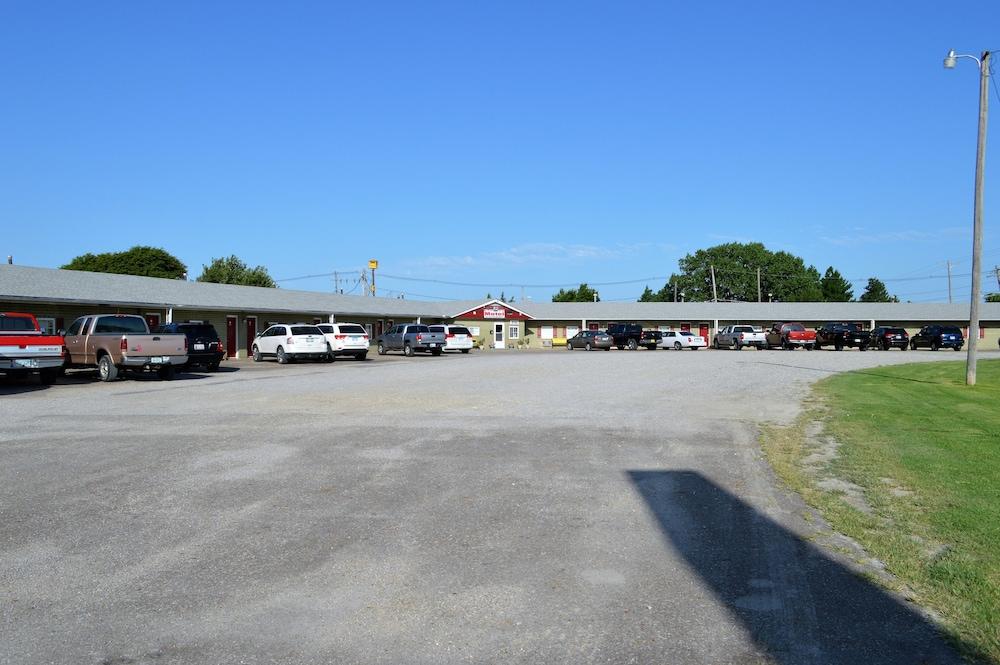 Green Acre Motel by OYO Near Rush County Airport photo 19