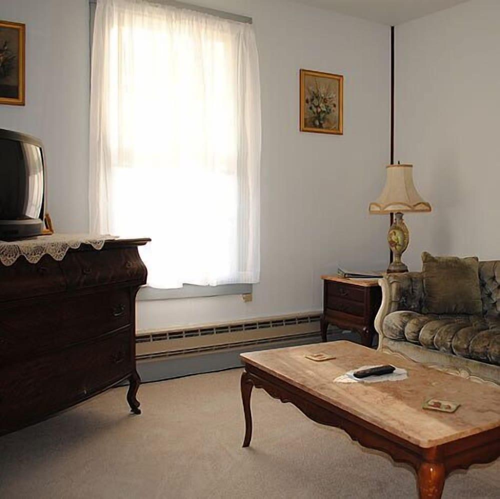 Crestmont Inn photo 30