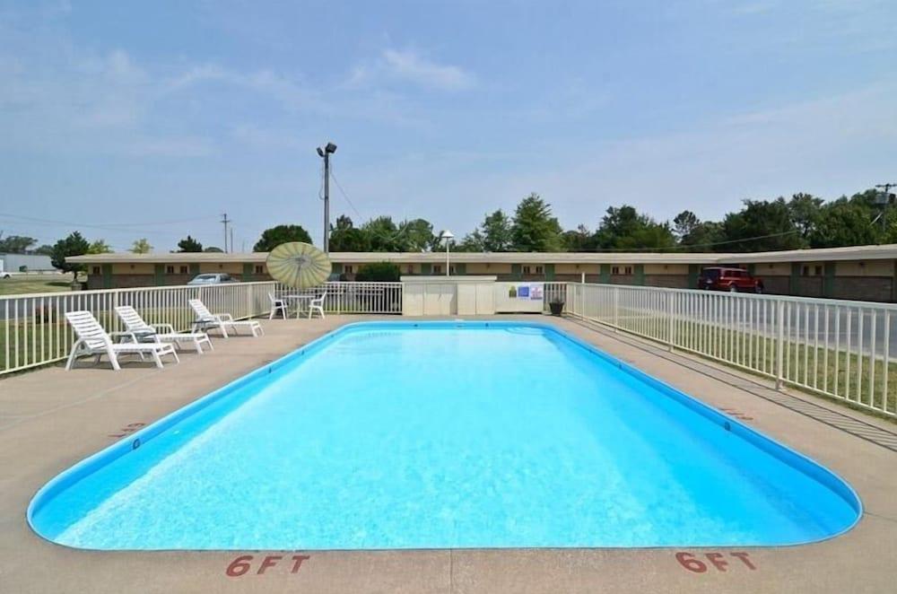 Americas Best Value Inn Iola photo 9