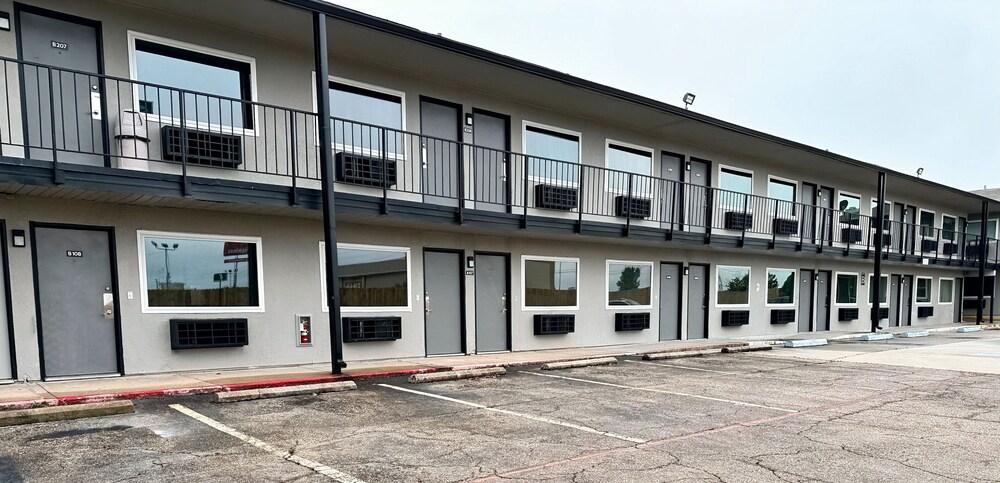 Studio City Suites, A Travelodge By Wyndham photo 13