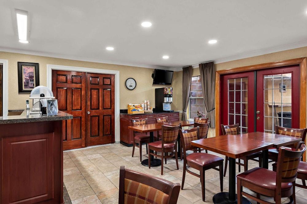 Econo Lodge Princess Anne photo 31