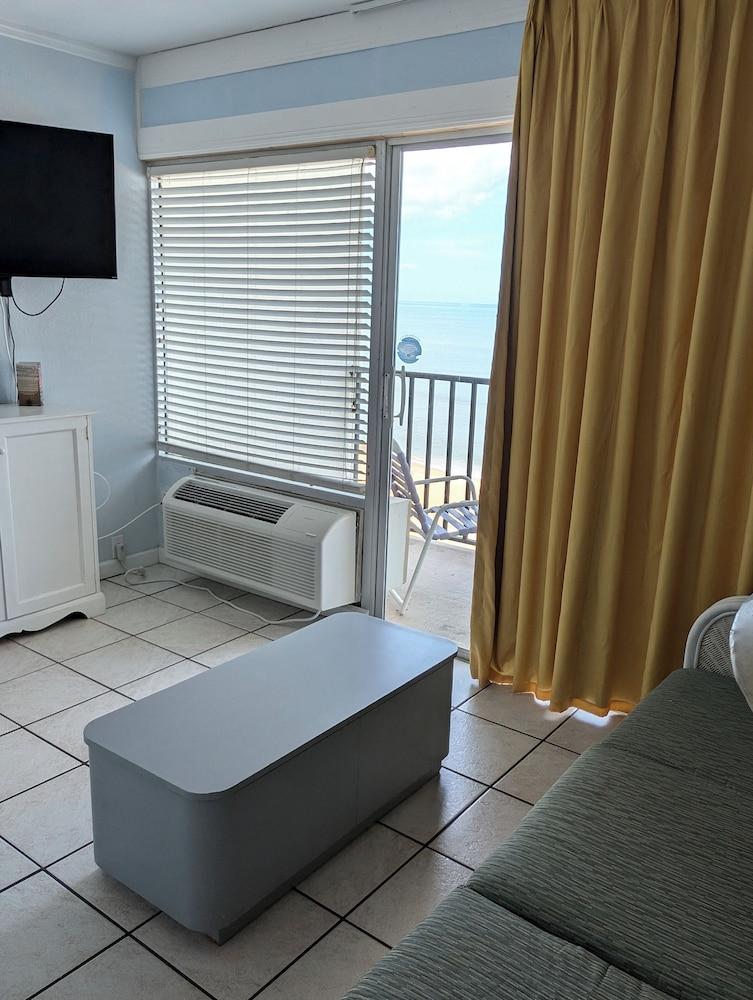 Traders Inn Beach Club photo 42