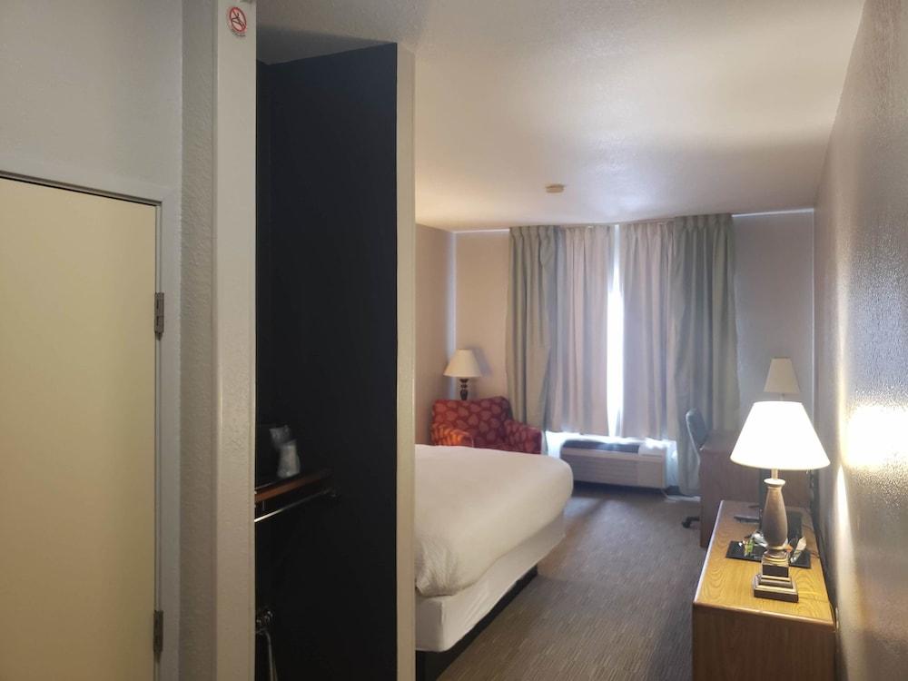 Country Inn & Suites by Radisson, Fairview Heights, IL photo 25
