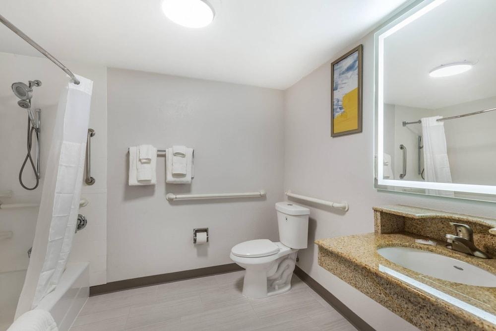 Comfort Inn & Suites Arlington Heights - Buffalo Grove photo 20