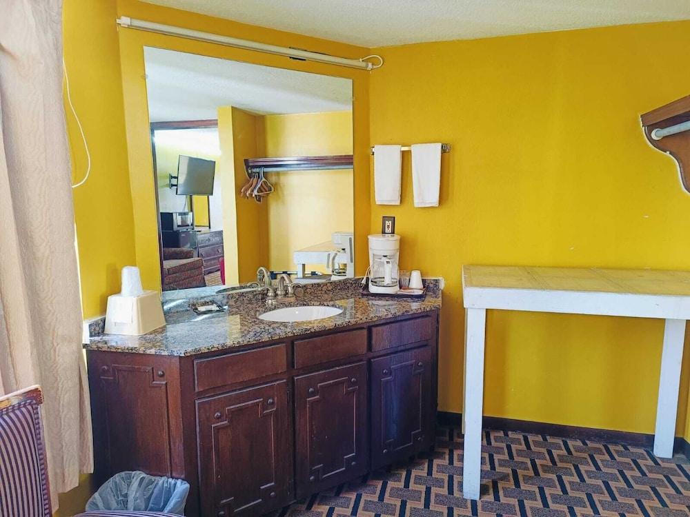 Victorian Inn photo 18
