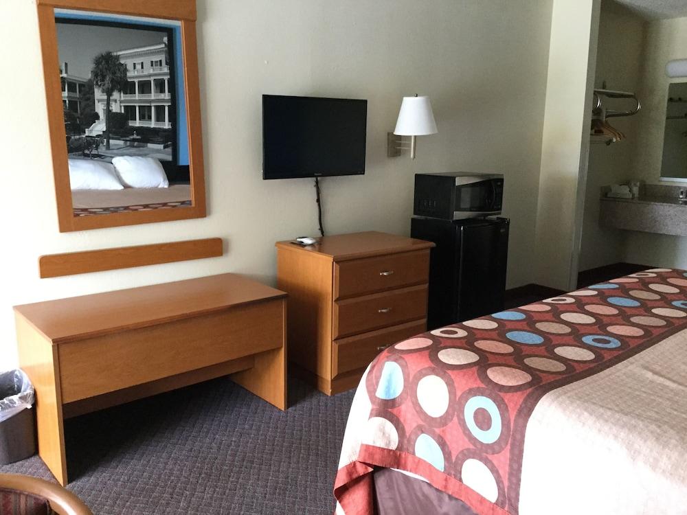 Super 8 by Wyndham Walterboro photo 14