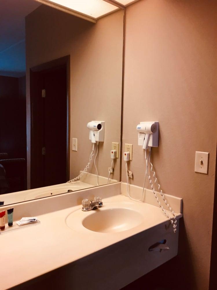 Hawthorn Extended Stay by Wyndham Conyers photo 26