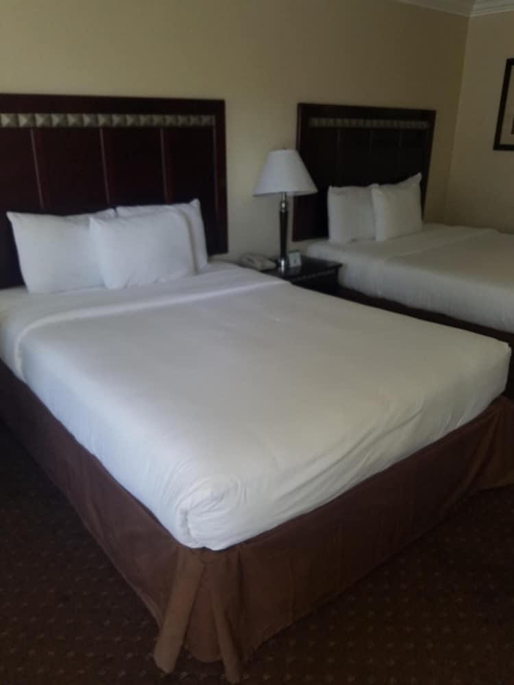 Oak Tree Inn photo 24
