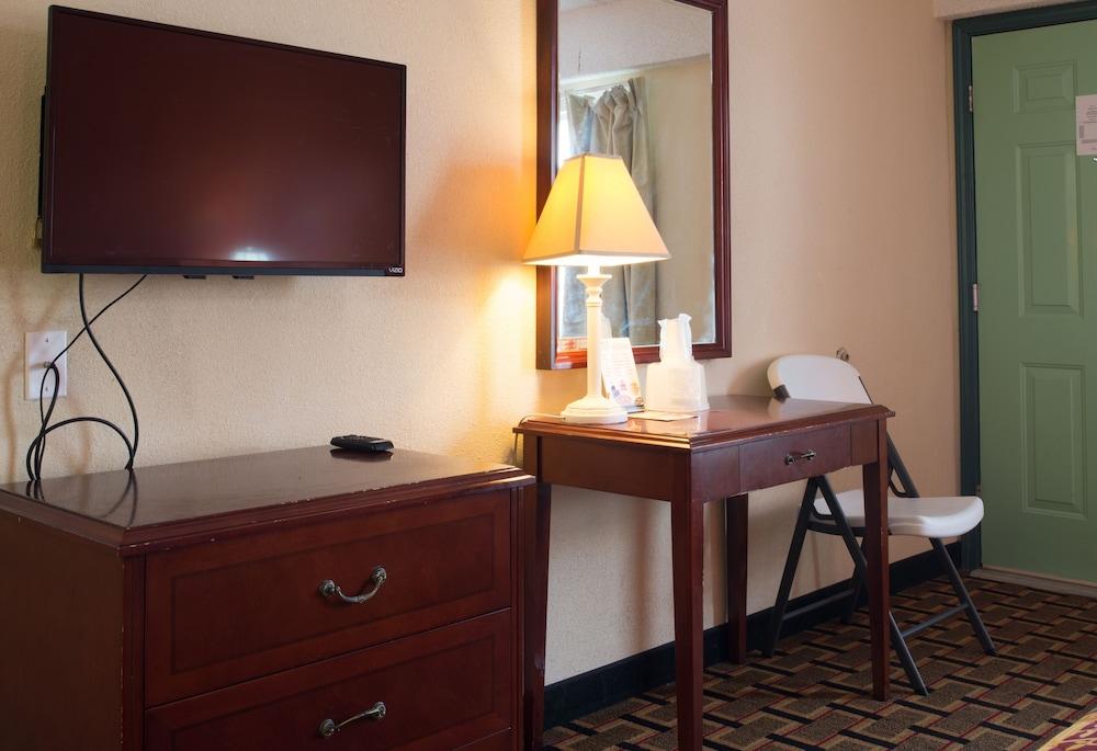 Budget Inn Cocoa photo 32