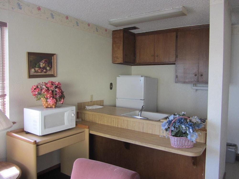 Warrick Plaza Inn photo 12