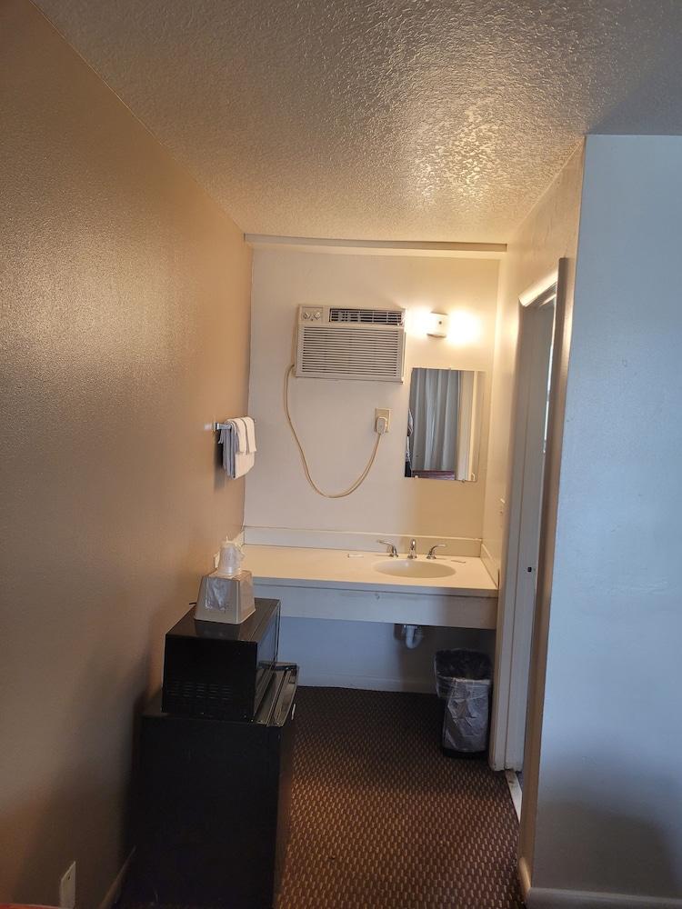 Queens Lodge Motel photo 25
