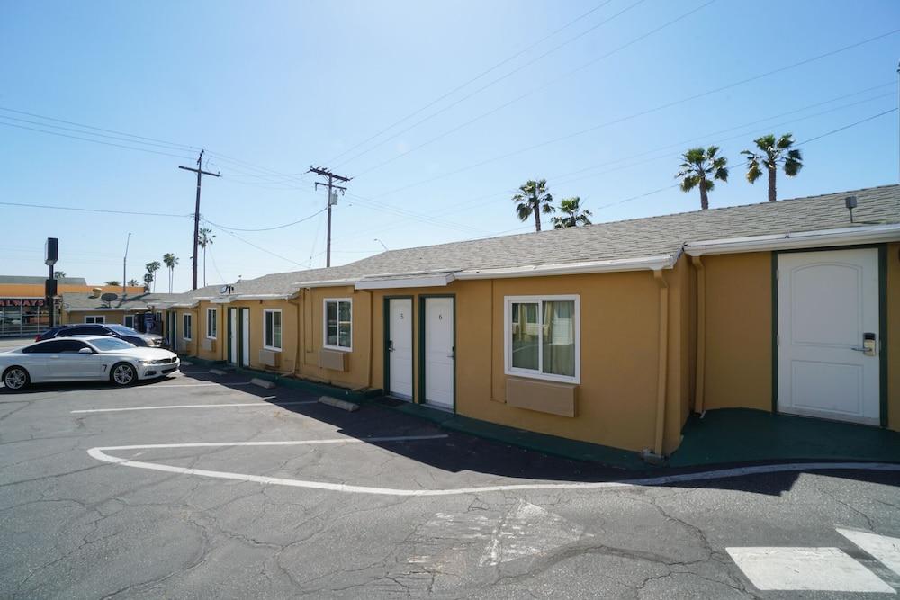 SIGNAL HILL MOTEL photo 26