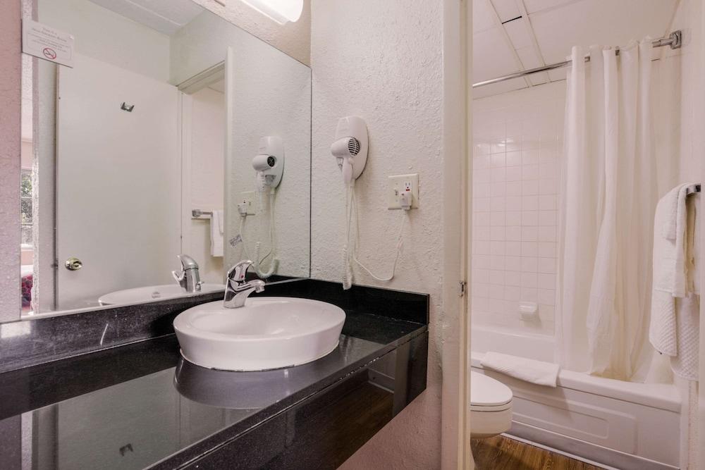Econo Lodge Inn & Suites photo 30