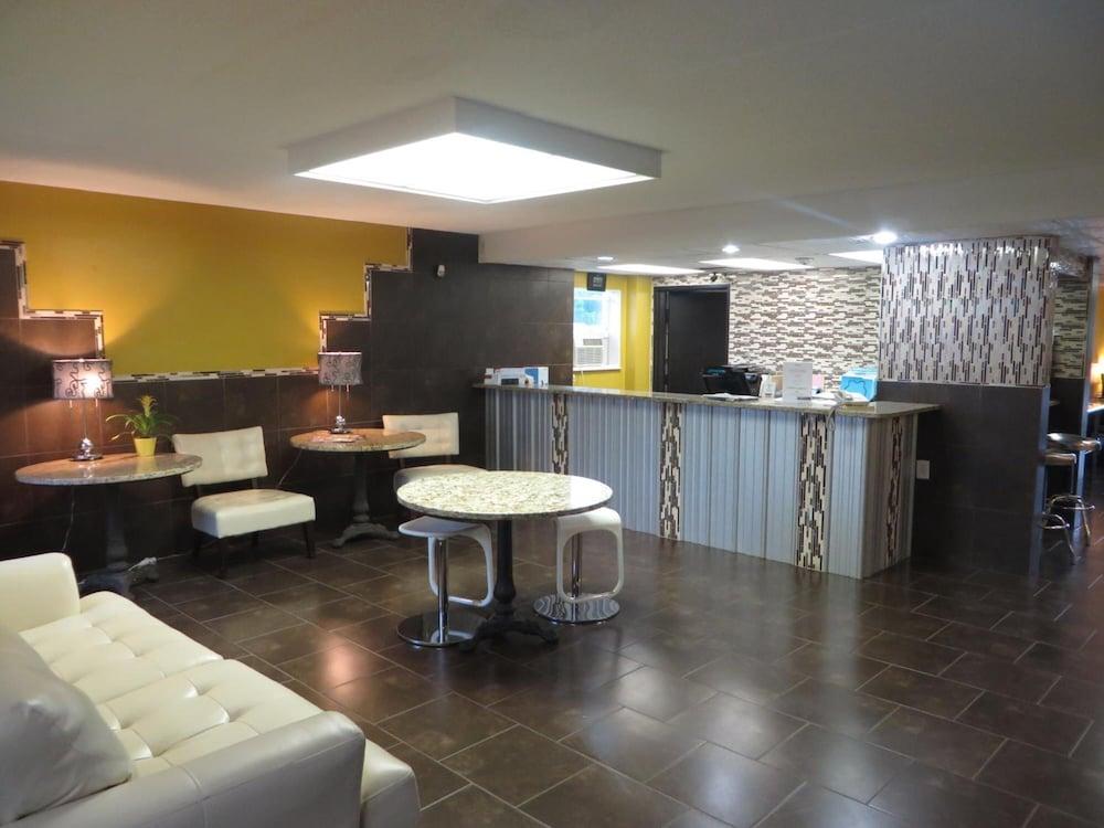 Riverside Suites photo 3