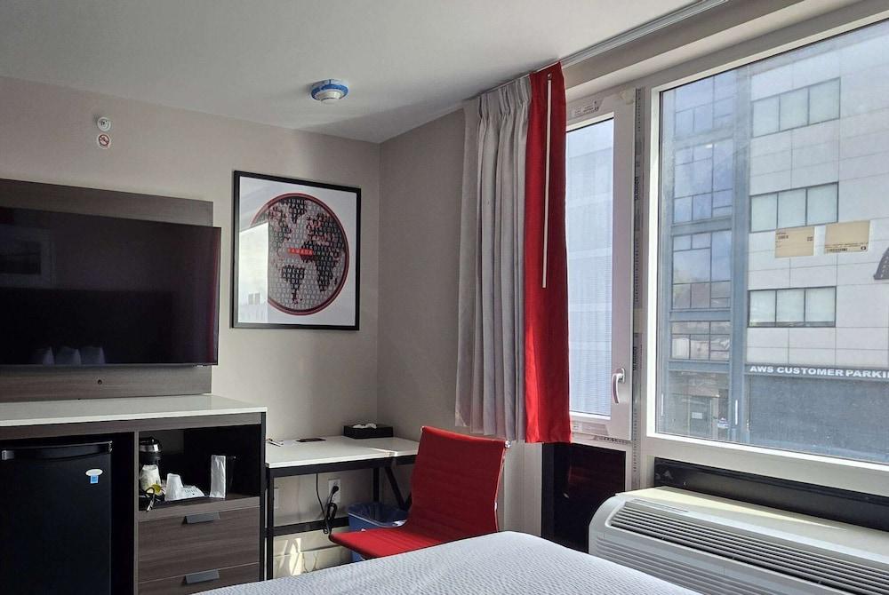 Ramada By Wyndham Brooklyn Empire Blvd photo 6