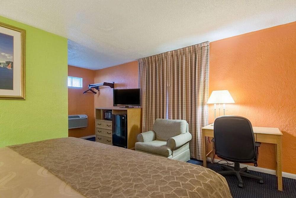 Highway Inn photo 5