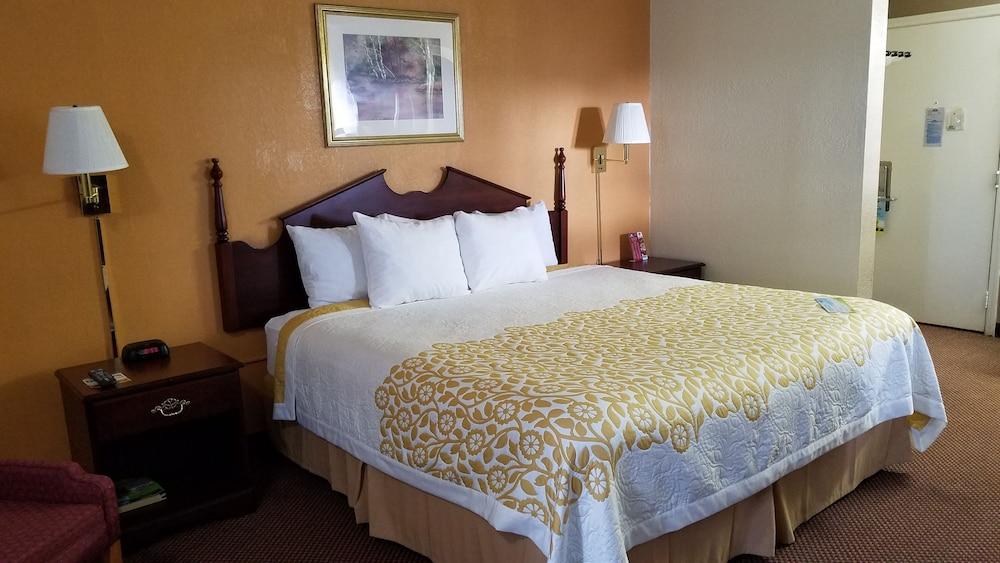 Days Inn by Wyndham Amherst photo 4