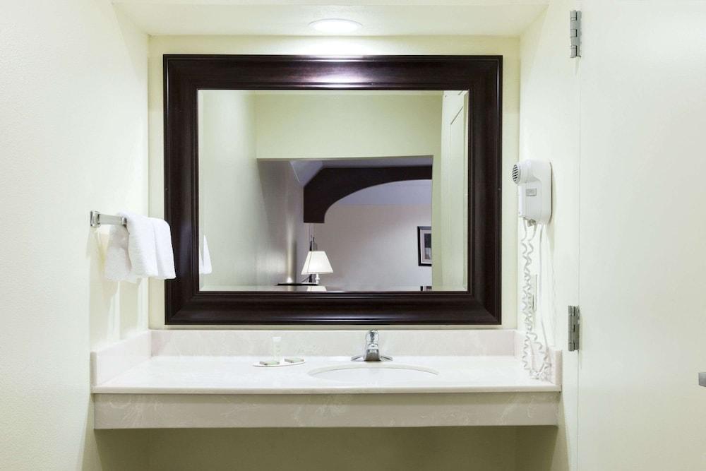 Super 8 by Wyndham Fairfield Tx photo 20