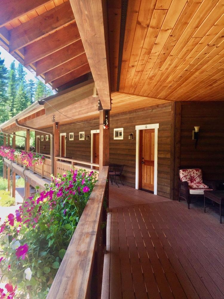 Glacier Guides Lodge photo 44