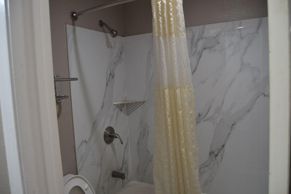 Deluxe INN photo 16