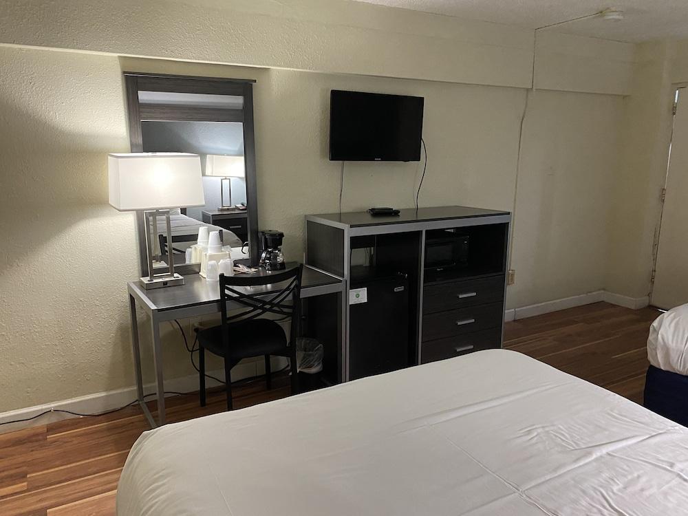 Red Carpet Inn & Suites photo 25