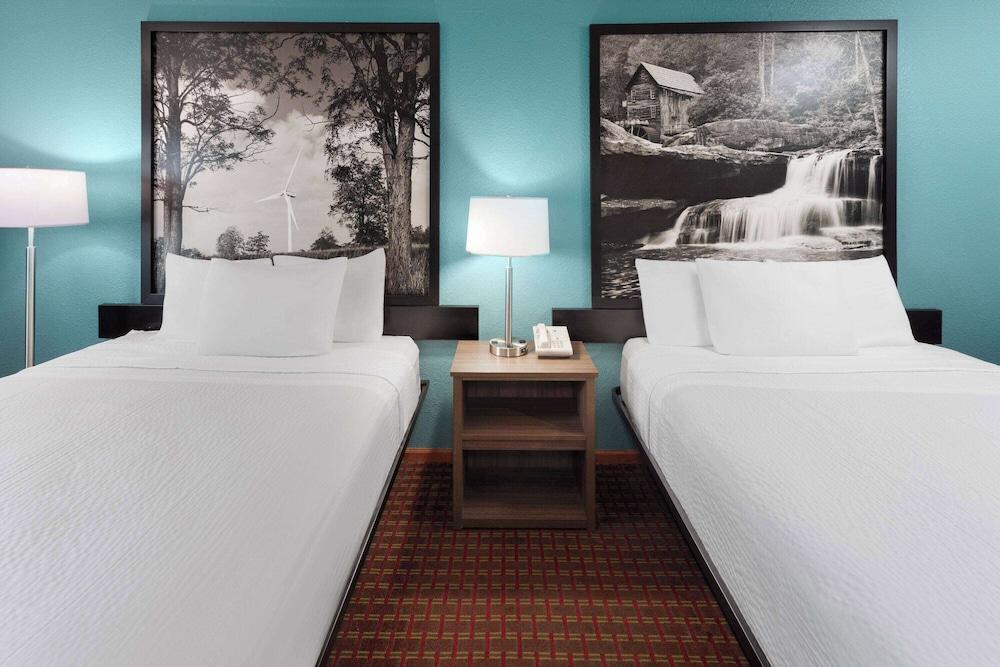 Super 8 by Wyndham McHenry/Fox Lake Area photo 10