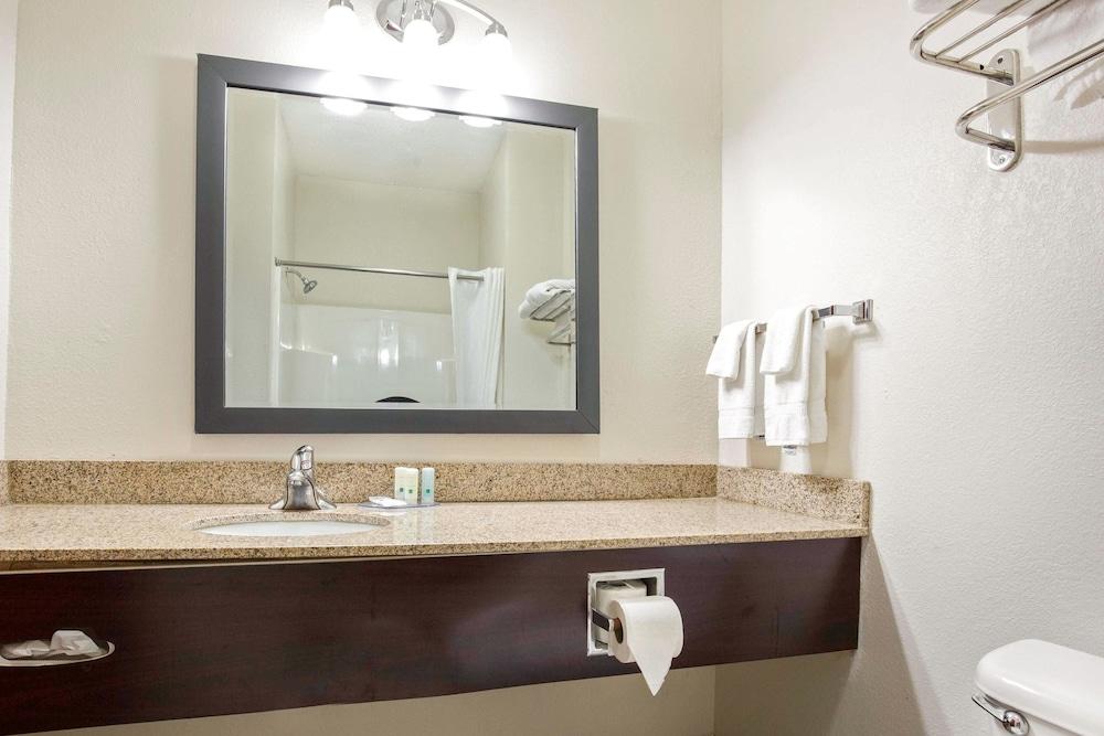 Quality Inn & Suites Arnold - St Louis photo 9